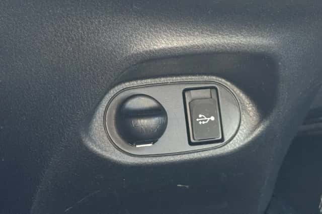 Toyota Yaris (2015) thumbnail 20