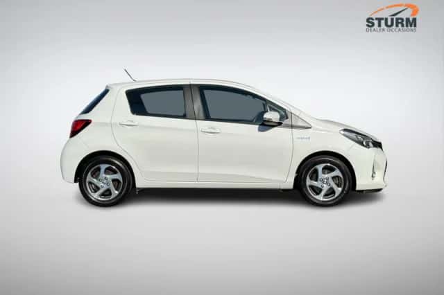 Toyota Yaris (2015) thumbnail 3
