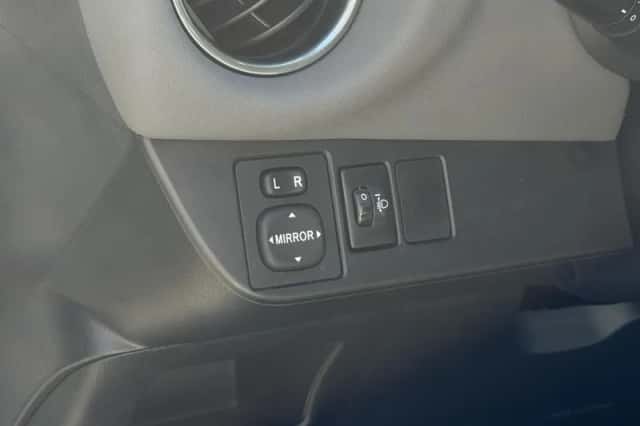 Toyota Yaris (2015) thumbnail 22