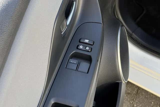 Toyota Yaris (2015) thumbnail 24