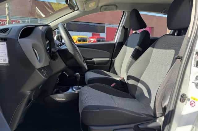 Toyota Yaris (2015) thumbnail 9