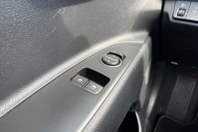 Kia Stonic (2020) thumbnail 23