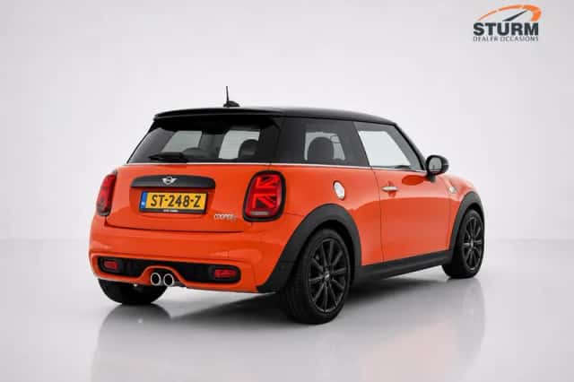 MINI Cooper (2018) thumbnail 3