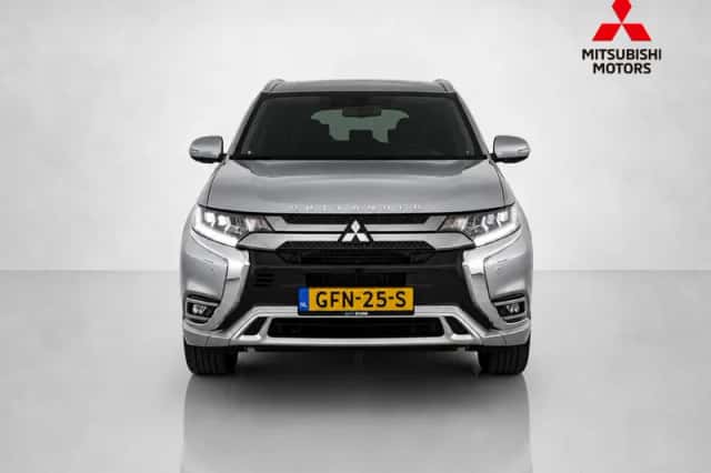 Mitsubishi Outlander (2019) thumbnail 3