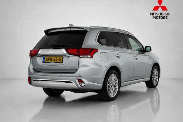 Mitsubishi Outlander (2019) thumbnail 4