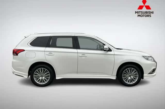 Mitsubishi Outlander (2019) thumbnail 3