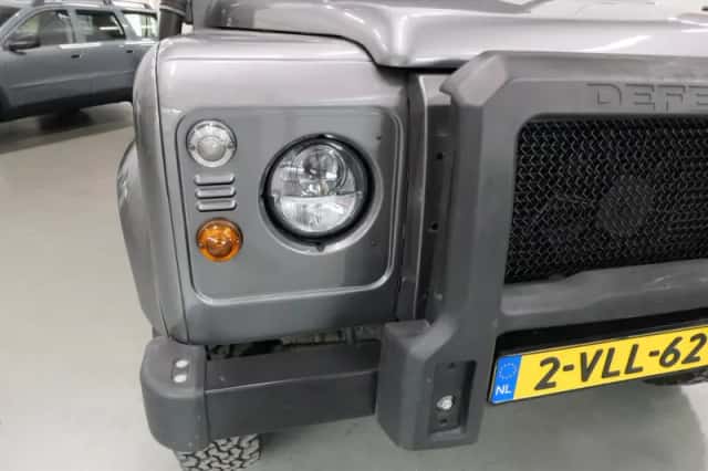 Land Rover Defender (2011) thumbnail 4