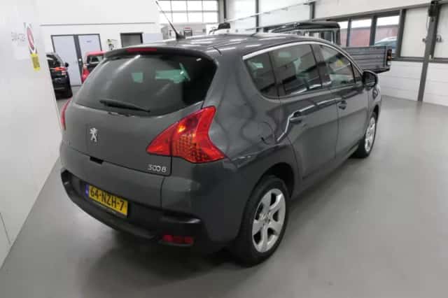 Peugeot 3008 (2010) thumbnail 4