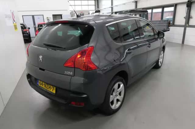Peugeot 3008 (2010) thumbnail 4