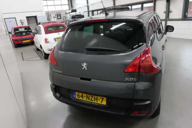 Peugeot 3008 (2010) thumbnail 5