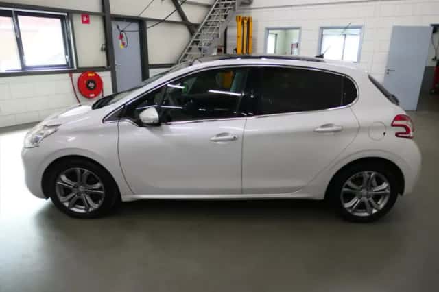 Peugeot 208 (2014) thumbnail 6
