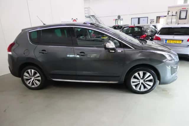 Peugeot 3008 (2016) thumbnail 3