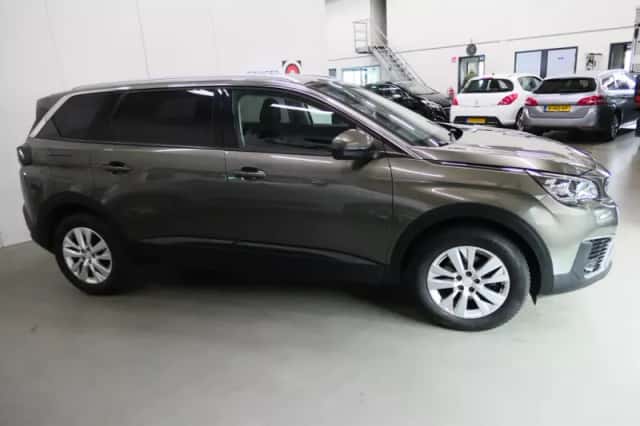 Peugeot 5008 (2017) thumbnail 3