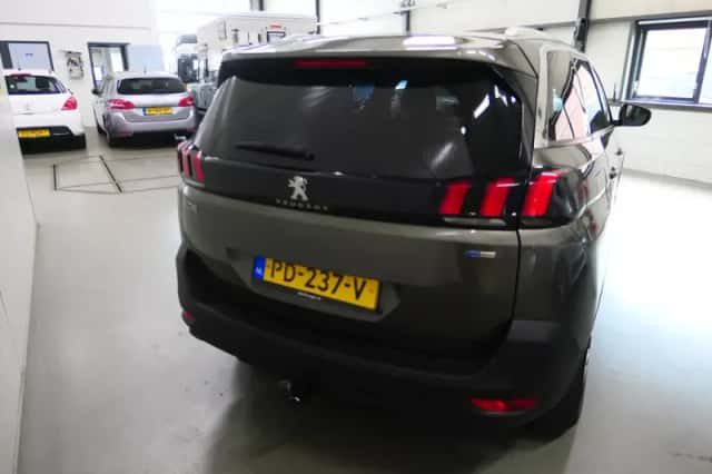 Peugeot 5008 (2017) thumbnail 5