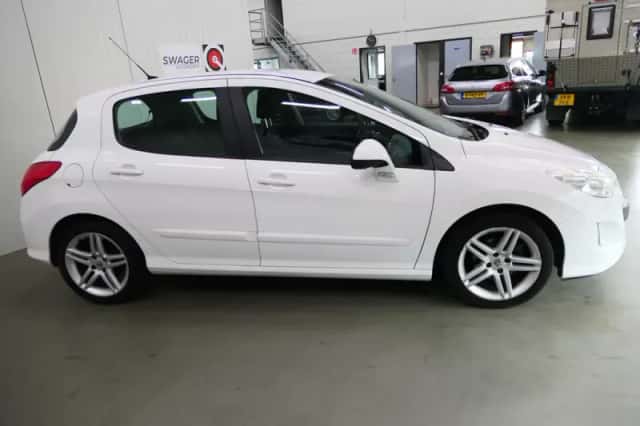 Peugeot 308 (2011) thumbnail 3