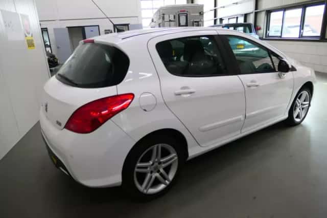 Peugeot 308 (2011) thumbnail 4