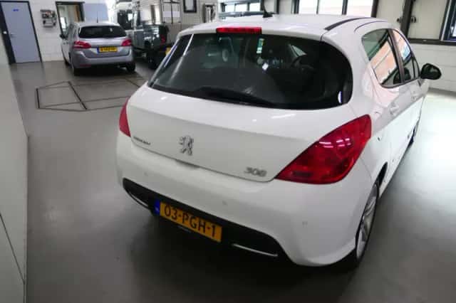 Peugeot 308 (2011) thumbnail 5