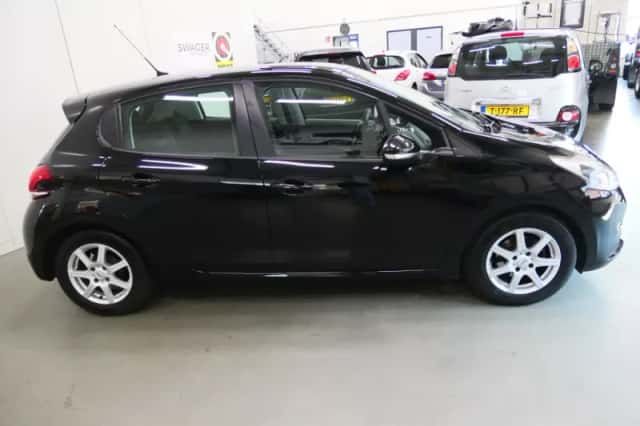 Peugeot 208 (2016) thumbnail 3