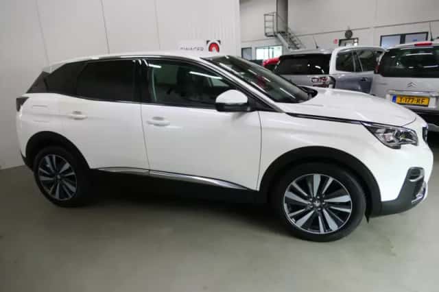 Peugeot 3008 (2018) thumbnail 3