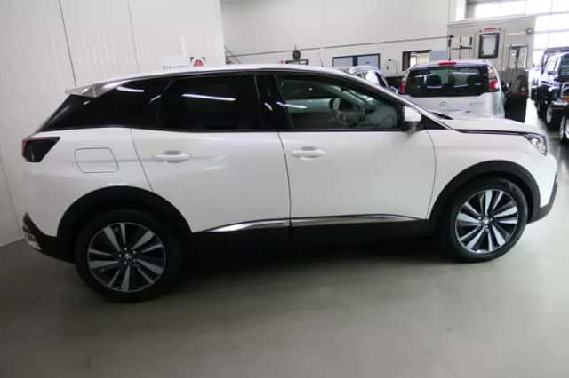 Peugeot 3008 (2018) thumbnail 4