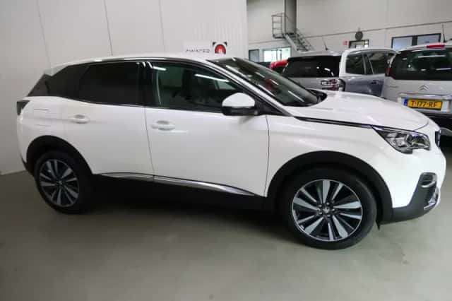 Peugeot 3008 (2018) thumbnail 3