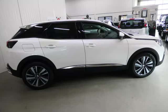 Peugeot 3008 (2018) thumbnail 4