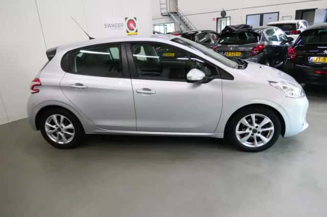 Peugeot 208 (2012) thumbnail 3
