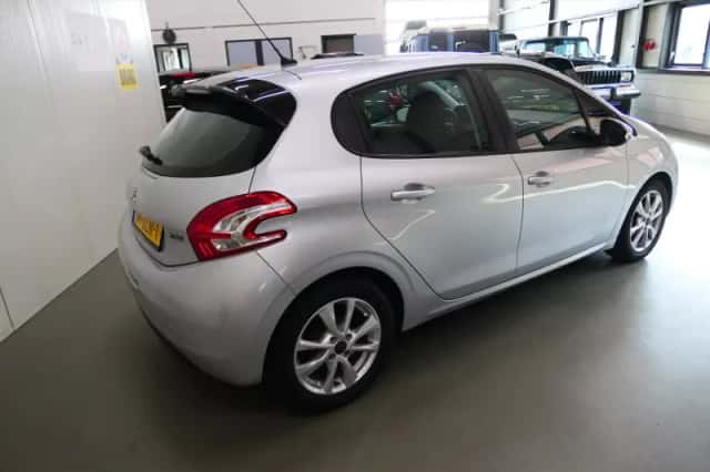Peugeot 208 (2012) thumbnail 4