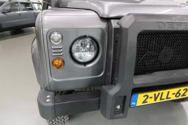 Land Rover Defender (2011) thumbnail 4