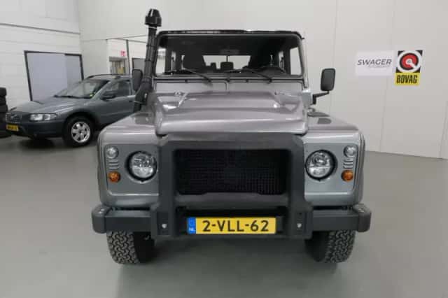Land Rover Defender (2011) thumbnail 3