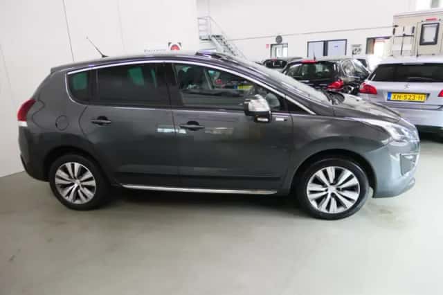 Peugeot 3008 (2016) thumbnail 3