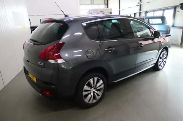 Peugeot 3008 (2016) thumbnail 4