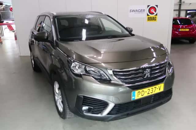 Peugeot 5008 (2017) thumbnail 1