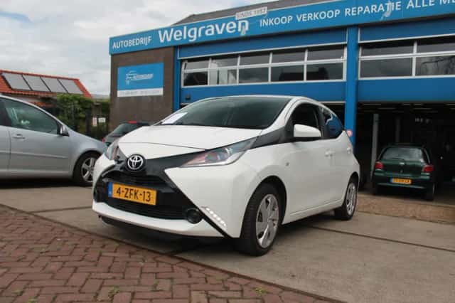 Toyota Aygo (2015) thumbnail 1