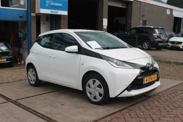 Toyota Aygo (2015) thumbnail 3