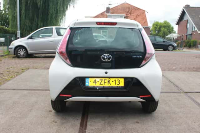 Toyota Aygo (2015) thumbnail 5