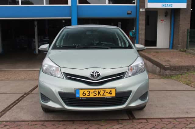 Toyota Yaris (2011) thumbnail 2