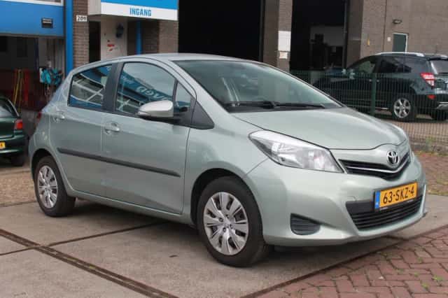 Toyota Yaris (2011) thumbnail 3