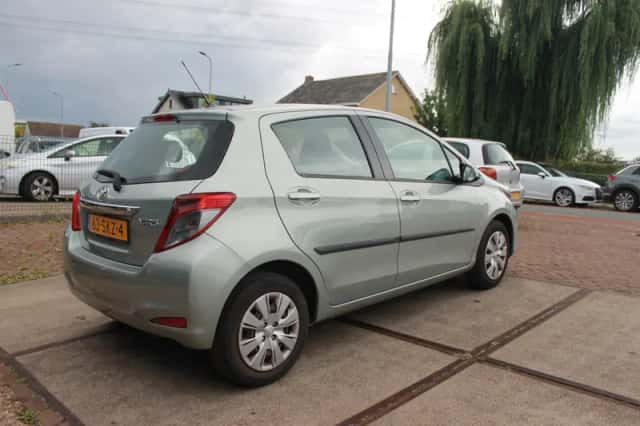 Toyota Yaris (2011) thumbnail 4
