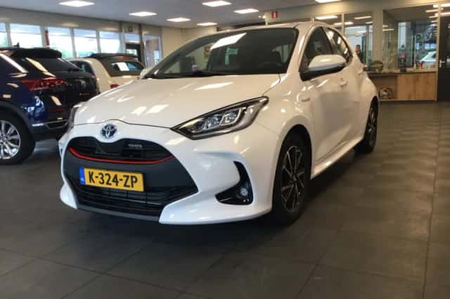 Toyota Yaris (2021) thumbnail 2