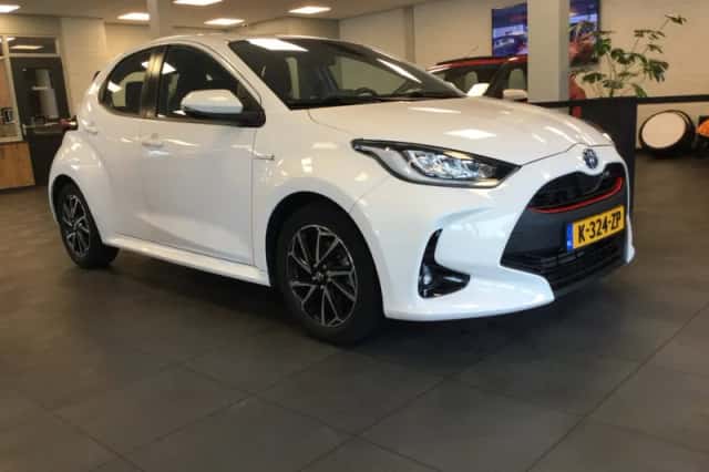 Toyota Yaris (2021) thumbnail 3