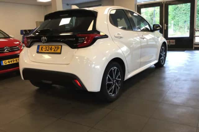 Toyota Yaris (2021) thumbnail 4