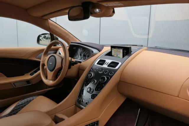 Aston Martin Vanquish (2013) thumbnail 3