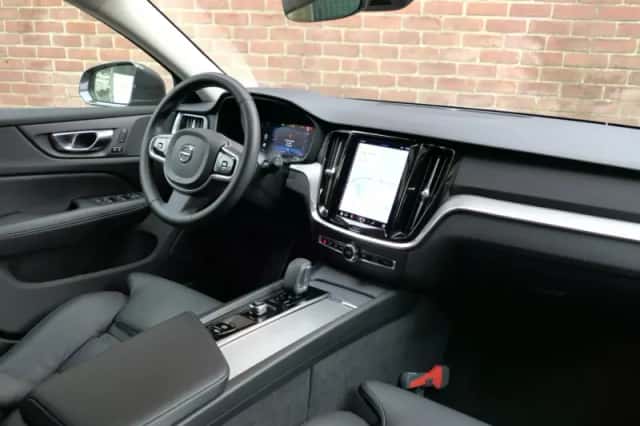 Volvo V60 (2022) thumbnail 3