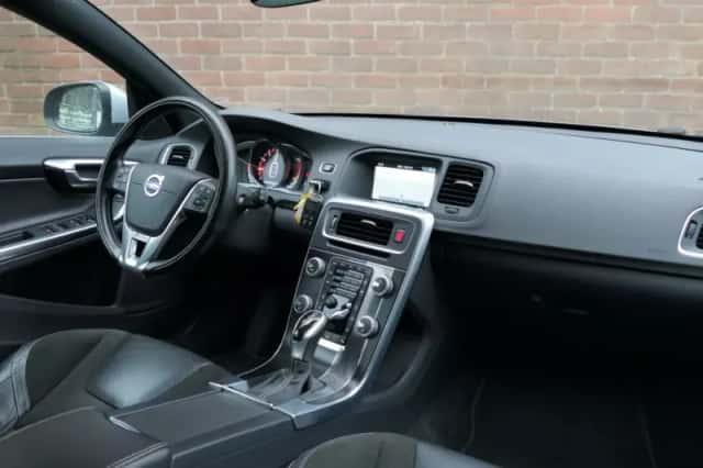 Volvo V60 (2016) thumbnail 3