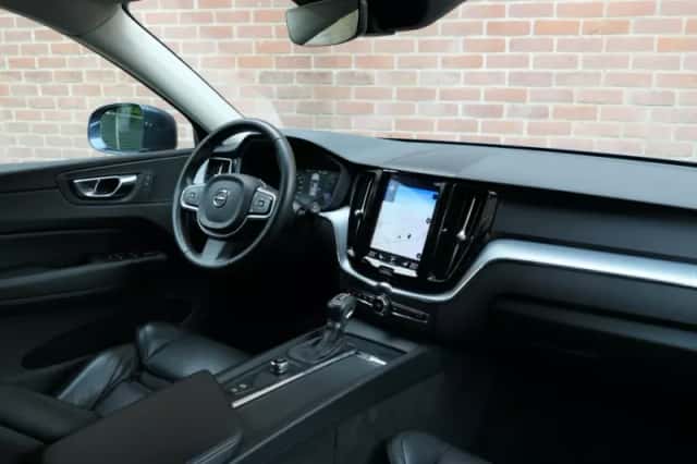 Volvo XC60 (2018) thumbnail 3
