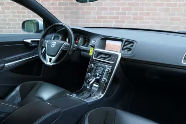 Volvo V60 (2017) thumbnail 3