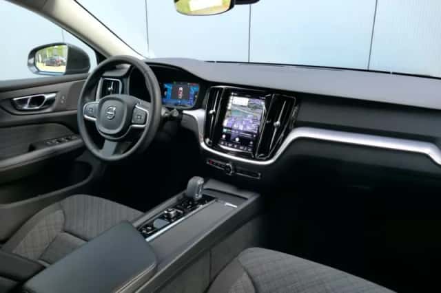 Volvo V60 (2022) thumbnail 3