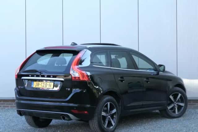 Volvo XC60 (2016) thumbnail 2