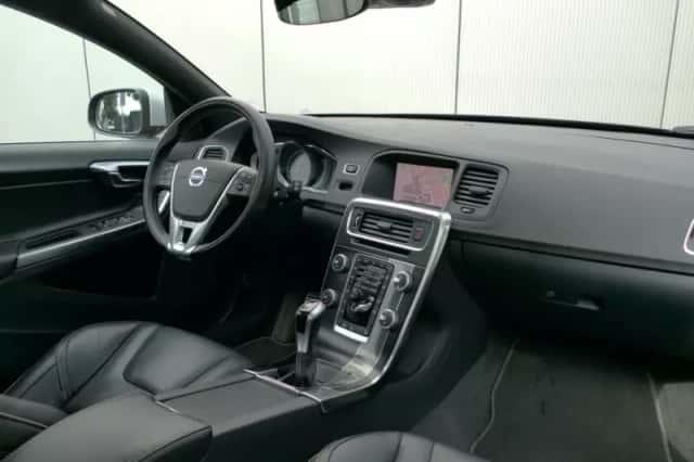 Volvo V60 (2018) thumbnail 3